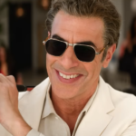Rosamund Pike e Sacha Baron Cohen em cena da comédia Primeiro as Damas