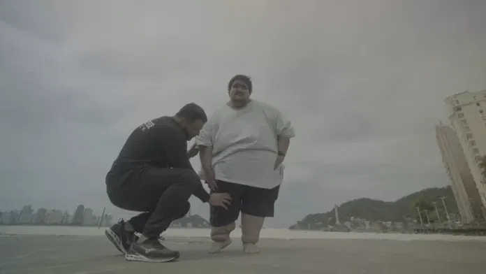 Paciente em consulta médica durante preparação para cirurgia bariátrica na série Quilos Mortais Brasil