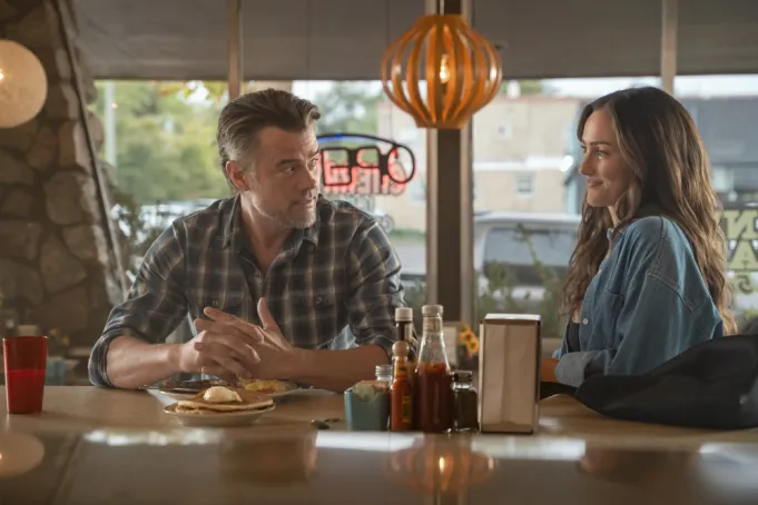 ransom-canyon-imagens-ineditas-estreia-temporada-2 Josh Duhamel em cena de Ransom Canyon durante trama ambientada em cidade do Texas
