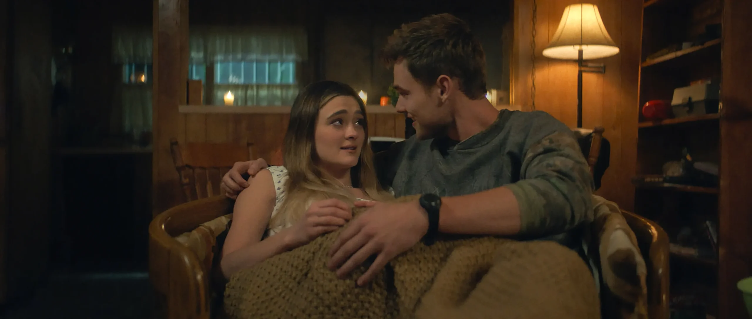 RANSOM CANYON, 2ª TEMPORADA. (Da esquerda para a direita) Lizzy Greene como Lauren e Garrett Wareing como Lucas no episódio 204 de Ransom Canyon. Crédito: Cortesia da Netflix © 2026