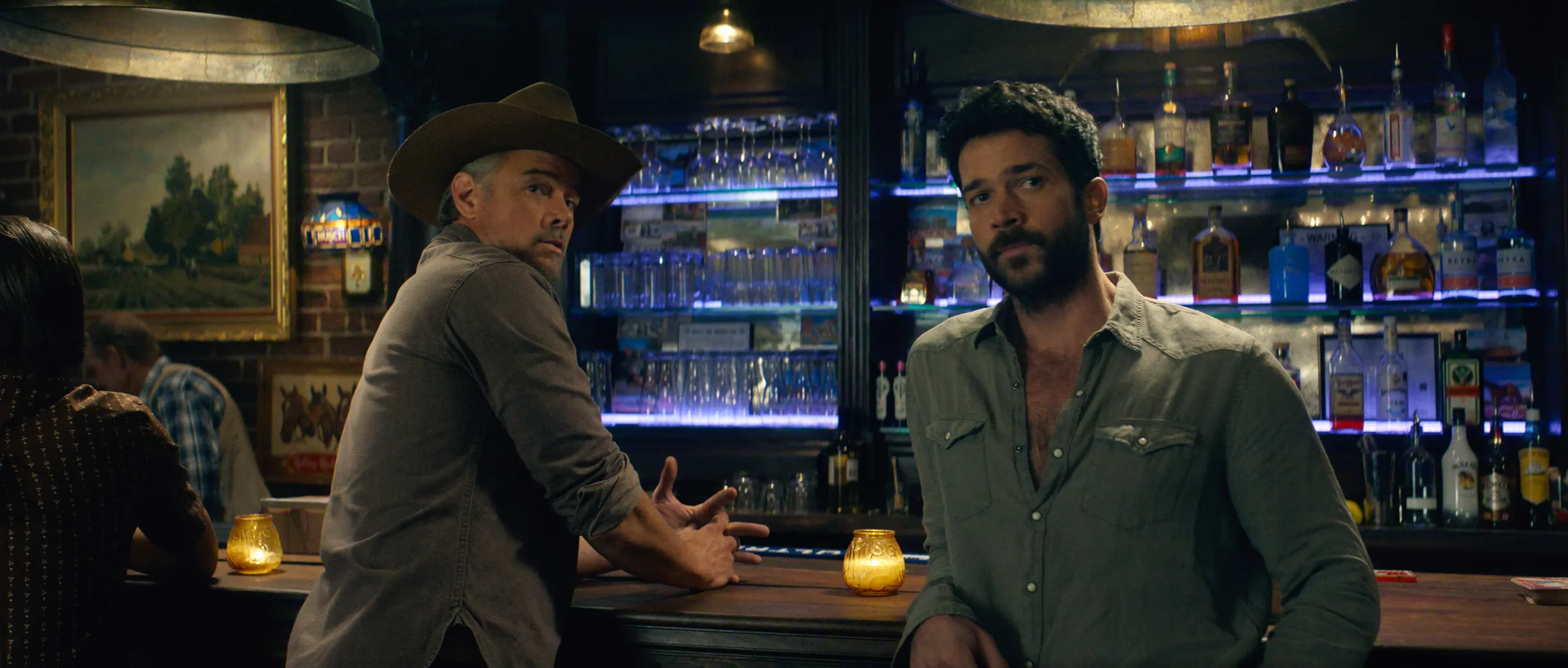 RANSOM CANYON, 2ª TEMPORADA. (Da esquerda para a direita) Josh Duhamel como Staten e Jack Schumacher como Yancy no episódio 202 de Ransom Canyon. Crédito: Cortesia da Netflix © 2026