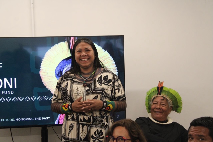 Cacique Raoni Metuktire em meio à floresta amazônica durante as gravações do documentário.