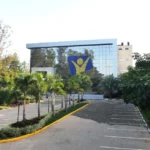 Logotipo da Rede Novo Tempo em destaque na fachada de uma unidade de transmissão.