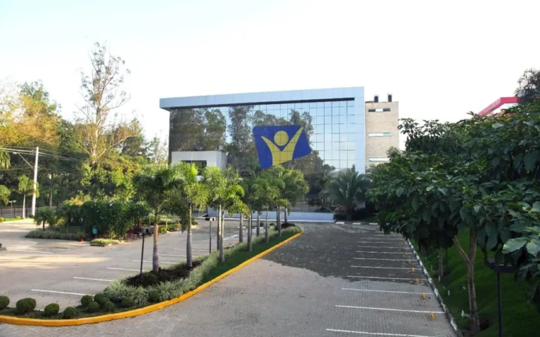 Logotipo da Rede Novo Tempo em destaque na fachada de uma unidade de transmissão.