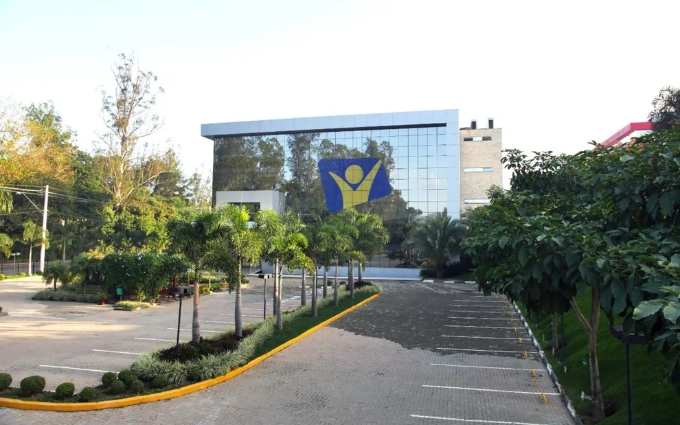 Logotipo da Rede Novo Tempo em destaque na fachada de uma unidade de transmissão.