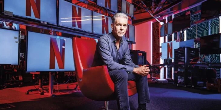 O executivo Reed Hastings sorridente em um evento institucional da Netflix