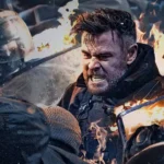 Chris Hemsworth e Idris Elba em cena de ação de Resgate 3, franquia de sucesso da Netflix