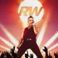Robbie Williams em apresentação ao vivo durante show, promovendo novo álbum em turnê