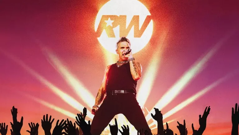 Robbie Williams em apresentação ao vivo durante show, promovendo novo álbum em turnê
