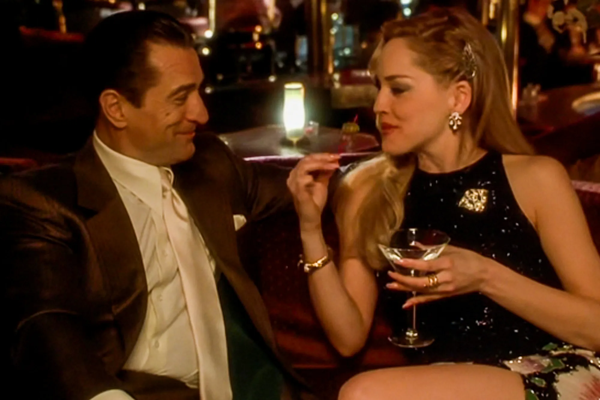 Robert De Niro como Sam 'Ace' Rothstein e Sharon Stone como Ginger McKenna em 'Cassino'.