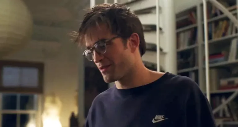 Robert Pattinson cantando em gravação de música divulgada por Leif Vollebekk