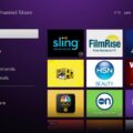 Interface da tela inicial do sistema operacional Roku em uma televisão moderna