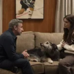 Steve Carell em cena de Rooster como professor universitário em ambiente acadêmico