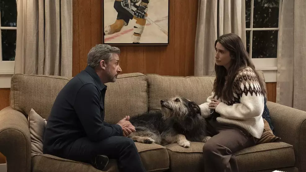 Steve Carell em cena de Rooster como professor universitário em ambiente acadêmico