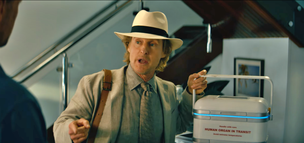 Os atores Alan Ritchson e Rodrigo Santoro em cena de ação do filme Runner.