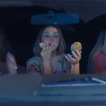 Sabrina Carpenter em teaser de House Tour com Margaret Qualley