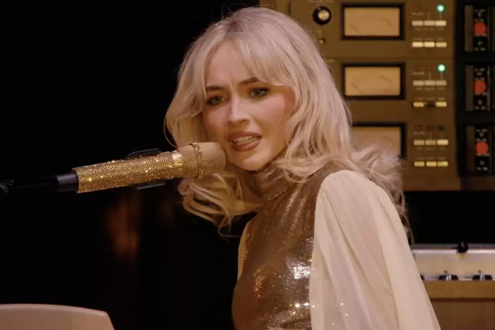 Sabrina Carpenter sentada ao piano durante sua apresentação no festival Coachella.