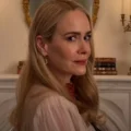 Atriz Sarah Paulson caracterizada como a bruxa Cordelia Goode nos bastidores da série American Horror Story.
