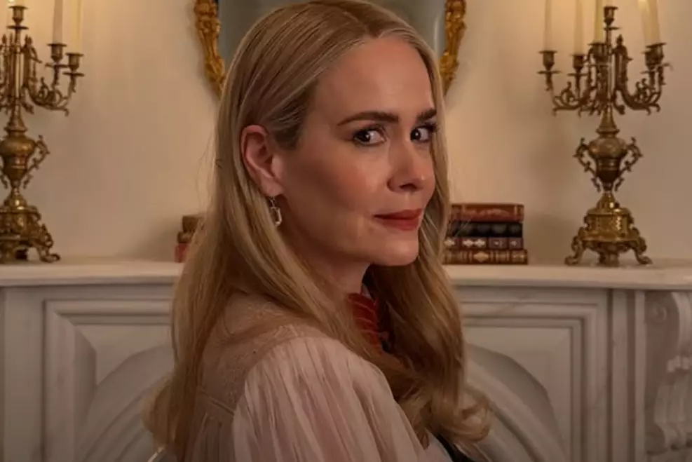 Atriz Sarah Paulson caracterizada como a bruxa Cordelia Goode nos bastidores da série American Horror Story.
