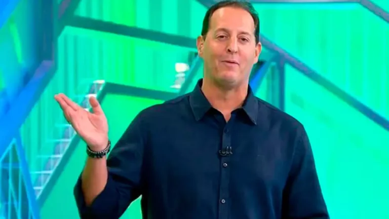 Benjamin Back em registro de estúdio do SBT durante gravação do Arena SBT, em cenário de programa esportivo televisivo.