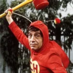 O personagem Chapolin Colorado fazendo pose heroica em cenário do seriado mexicano no SBT