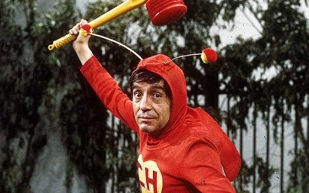 O personagem Chapolin Colorado fazendo pose heroica em cenário do seriado mexicano no SBT