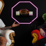 O lutador Sean O'Malley durante pesagem oficial do UFC, exibindo suas tatuagens e cabelo colorido.