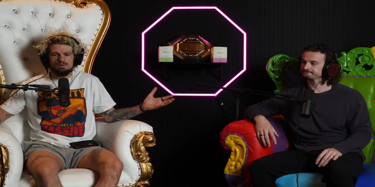 O lutador Sean O'Malley durante pesagem oficial do UFC, exibindo suas tatuagens e cabelo colorido.