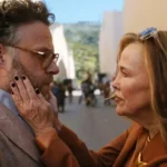 Seth Rogen em cena de O Estúdio durante reunião em escritório de cinema