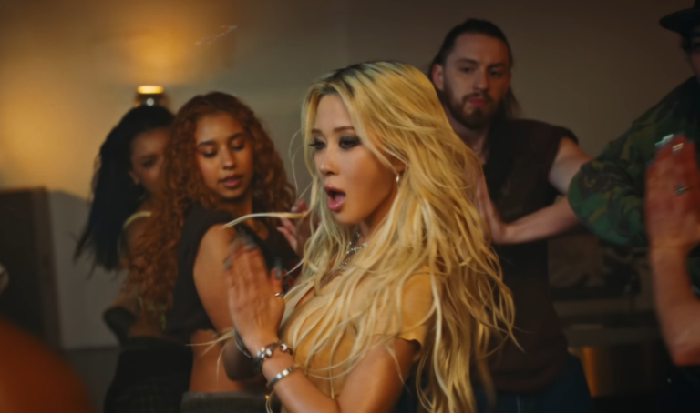 Shiloh Jolie em cena do clipe de Dayoung para a música What's a girl to do