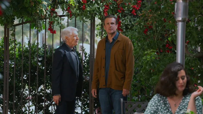 shrinking-4-temporada-elenco-retorno Elenco principal de Shrinking reunido em cena do final da terceira temporada