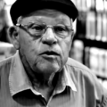 Retrato do ator e dublador Silvio Matos sorrindo.