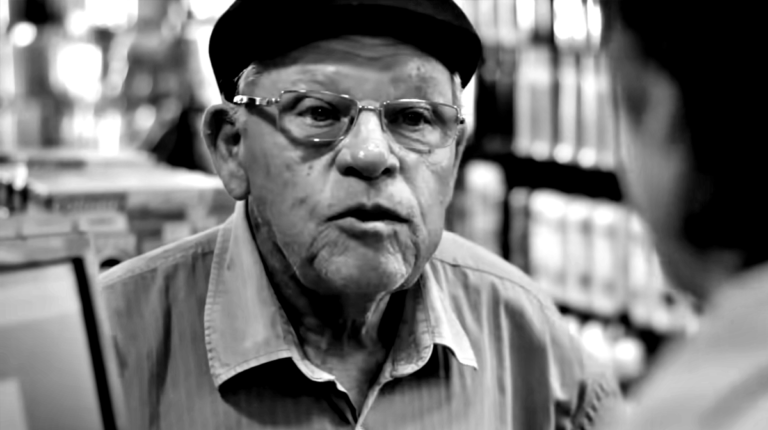 Retrato do ator e dublador Silvio Matos sorrindo.