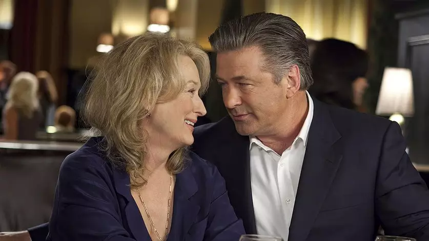 Meryl Streep em cena de Simplesmente Complicado, com clima de comédia romântica e reencontro amoroso.