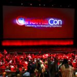 Tom Rothman, presidente da Sony, discursando no palco da CinemaCon 2026 sobre o futuro da indústria.