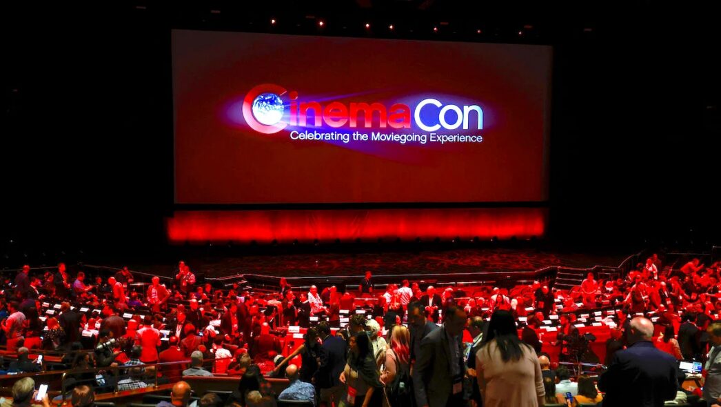 Tom Rothman, presidente da Sony, discursando no palco da CinemaCon 2026 sobre o futuro da indústria.