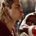 Cena do filme Street Fighter mostra Ryu e Ken em combate durante torneio com visual inspirado nos games da Capcom