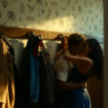 Asha Banks e Matthew Broome em cena romântica do filme Sua Culpa: Londres.