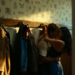 Asha Banks e Matthew Broome em cena romântica do filme Sua Culpa: Londres.