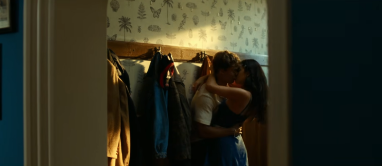 Asha Banks e Matthew Broome em cena romântica do filme Sua Culpa: Londres.