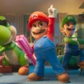Cena de Super Mario Galaxy: O Filme com personagens em aventura no espaço