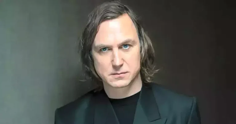 Foto de Lars Eidinger em estúdio, mostrando o ator sendo maquiado para o papel de Brainiac em Superman 2: Homem do Amanhã