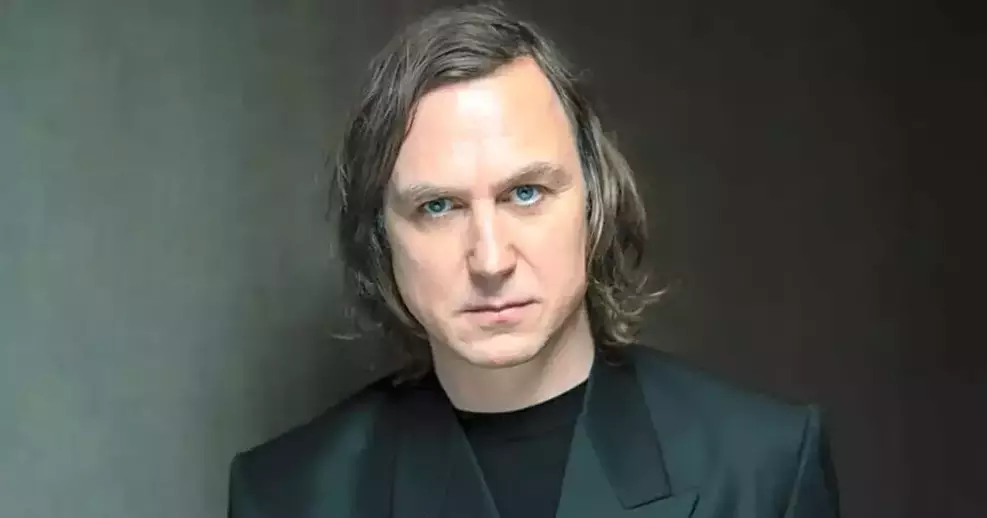 Foto de Lars Eidinger em estúdio, mostrando o ator sendo maquiado para o papel de Brainiac em Superman 2: Homem do Amanhã