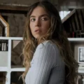 Atriz Sydney Sweeney em cena de produção de suspense