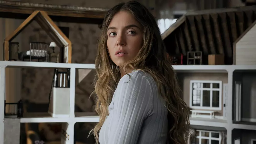 Atriz Sydney Sweeney em cena de produção de suspense
