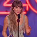 Taylor Swift em uma apresentação ao vivo celebrando suas indicações ao American Music Awards 2026.