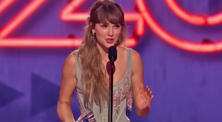 Taylor Swift em uma apresentação ao vivo celebrando suas indicações ao American Music Awards 2026.