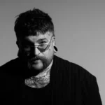 Teddy Swims durante preparação para o Coachella 2026 em nova fase musical com palco temático e convidados especiais