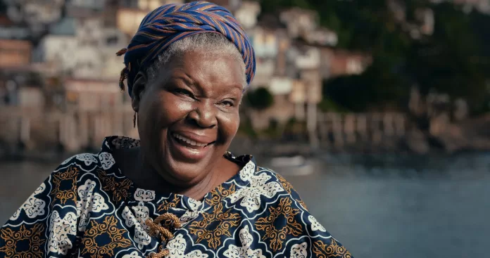 Cena do filme Tempo à Faca com Agatha Moreira no sertão brasileiro.