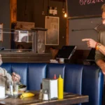 The Audacity mostra Billy Magnussen e Sarah Goldberg em cena como executivo e terapeuta em sátira do Vale do Silício na AMC